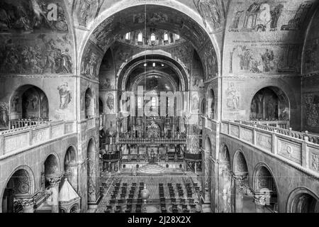 Venedig, Italien - 1. Juli 2021: Goldenes Wandmosaik im Markusdom oder San Marco`s Venedig. Es ist das Wahrzeichen Venedigs. Stockfoto